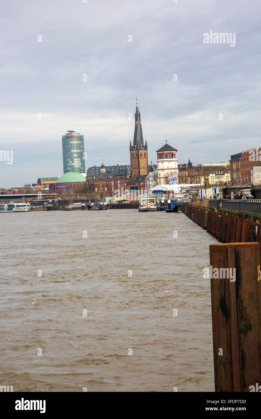 Dusseldorf – Allemagne, 15 février 2024, Vue panoramique sur la vieille ville de Düsseldorf et les quais du Rhin en Allemagne Banque D'Images