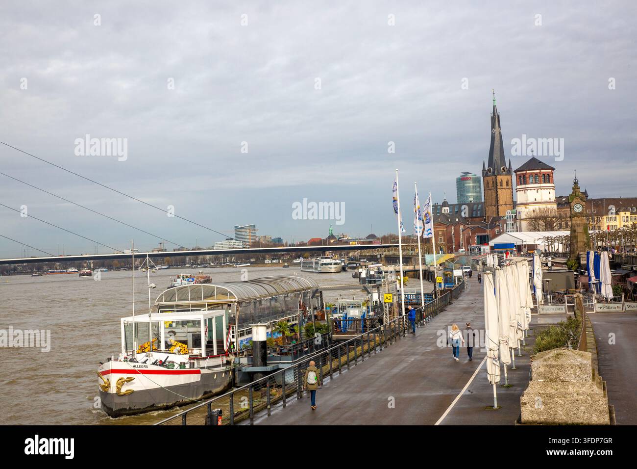 Dusseldorf – Allemagne, 15 février 2024, Vue panoramique sur la vieille ville de Düsseldorf et les quais du Rhin en Allemagne Banque D'Images