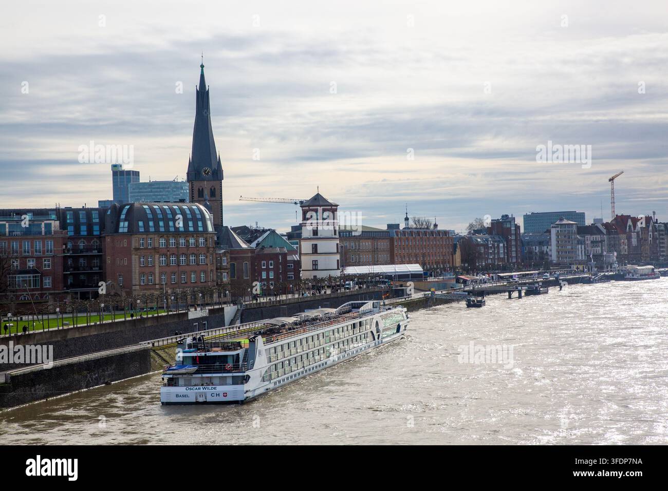 Dusseldorf – Allemagne, 15 février 2024, le navire de croisière fluvial MS Oscar Wilde passe dans l’Altstadt de Düsseldorf, Allemagne Banque D'Images