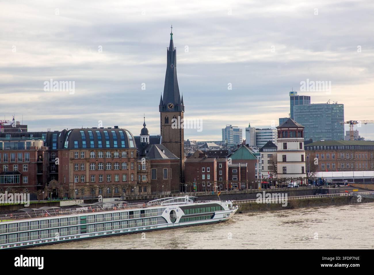 Dusseldorf – Allemagne, 15 février 2024, le navire de croisière fluvial MS Oscar Wilde passe dans l’Altstadt de Düsseldorf, Allemagne Banque D'Images