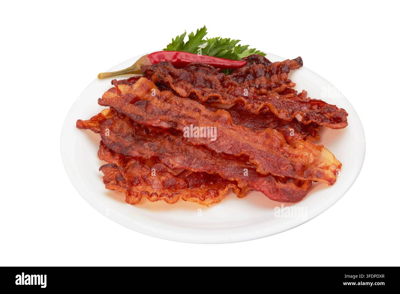 Tranches de bacon cuites isolées sur une assiette Banque D'Images