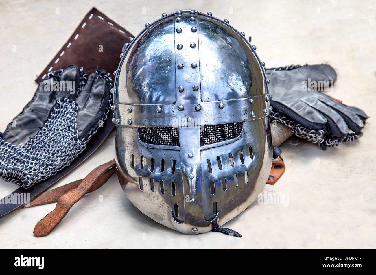 Équipement de champ de bataille européen médiéval avec casque en acier, cotte de mailles et gants en cuir Banque D'Images