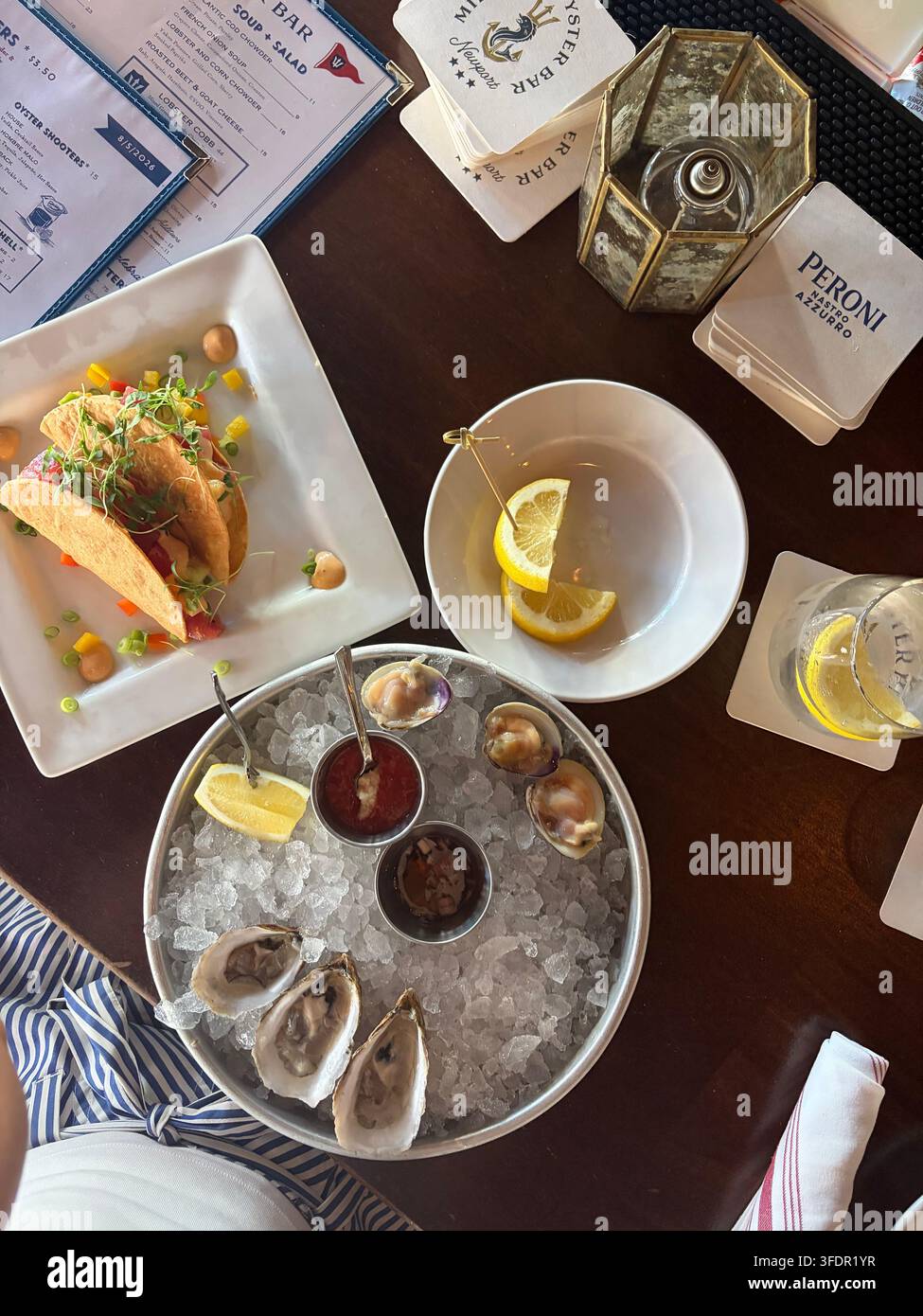 Huîtres, palourdes et taco au thon - Image de stock capturée avec un smartphone