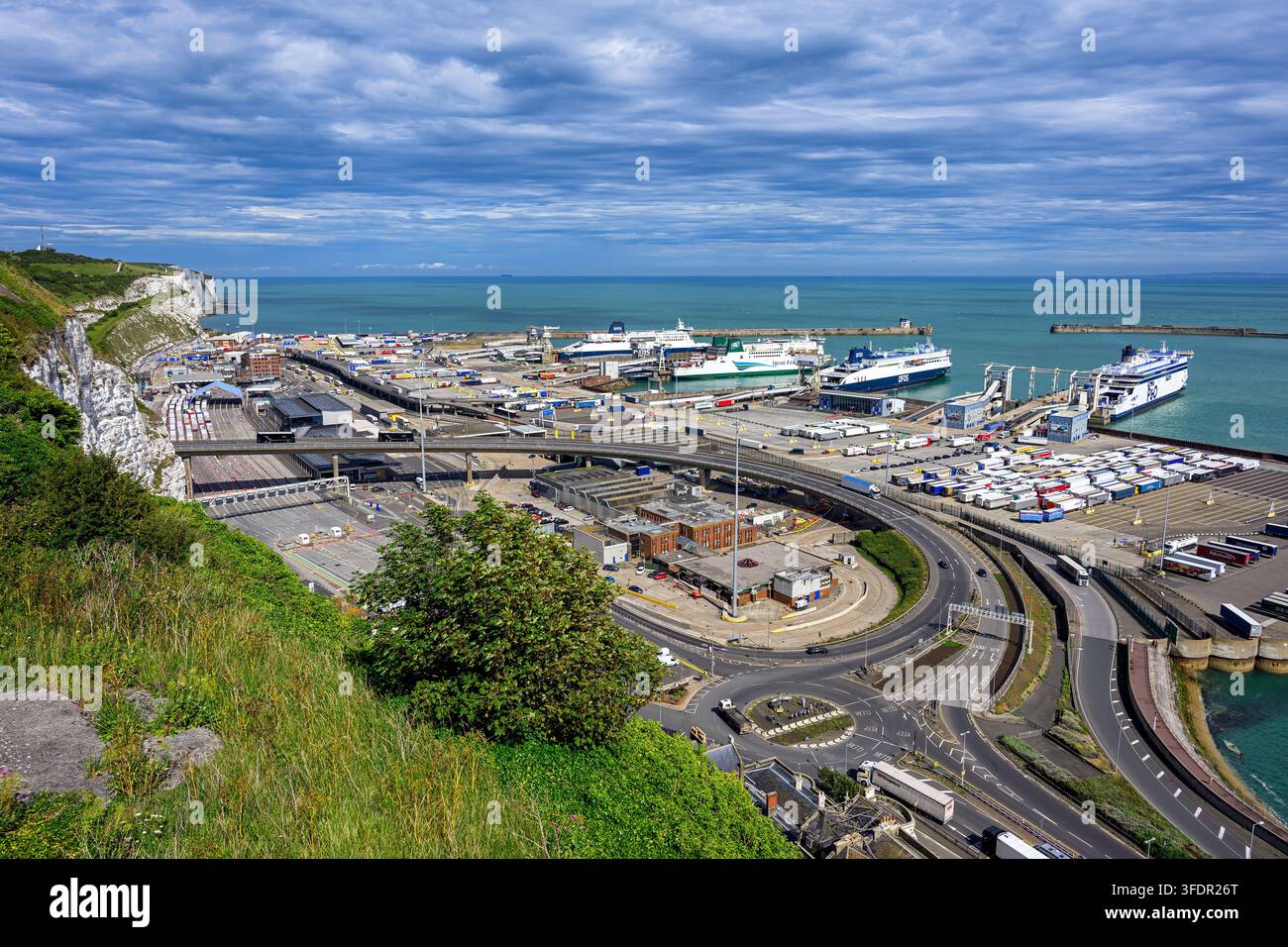 Ferries transmanches à leurs amarres dans les Eastern Docks du port de Douvres, Kent. Banque D'Images