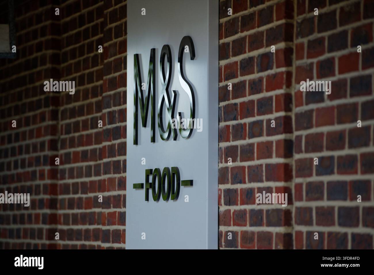 Magasin alimentaire Marks & Spencer. Logo du magasin M & S sur un mur de briques. Banque D'Images