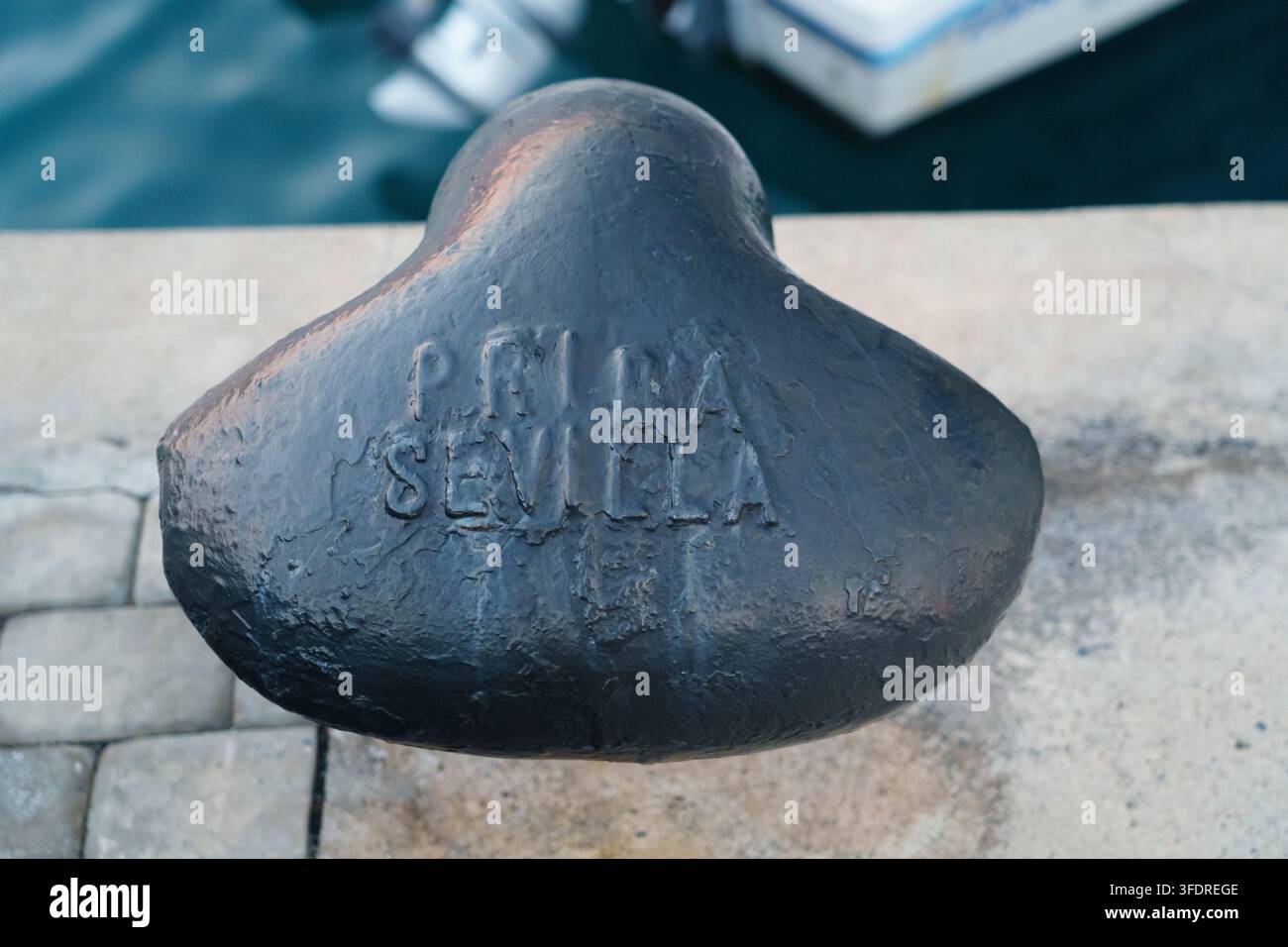 Borne d'amarrage en fonte avec lettrage de fonderie en relief sur le quai de Puerto de Tazacorte, La Palma, îles Canaries, Espagne Banque D'Images
