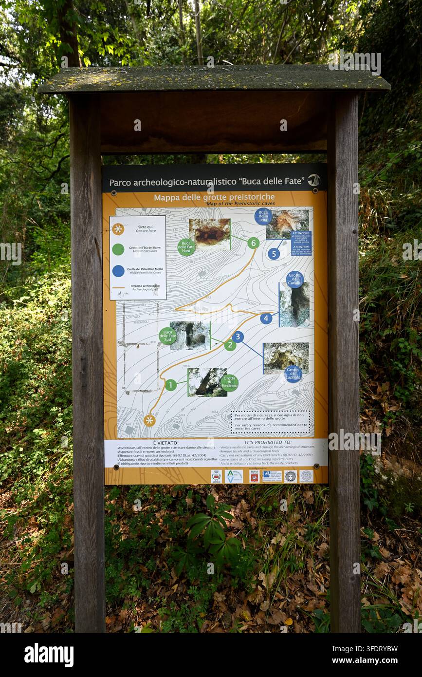 Planche de présentation en bois italien. Tableau d'affichage au parco archeologico Piano di Mommio, Massarosa, Toscane, Italie. Banque D'Images