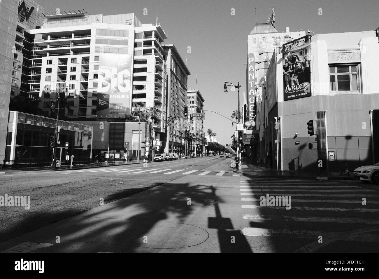 Vue en noir et blanc d'une intersection urbaine du Hollywood Blvd. entourée de bâtiments résidentiels et commerciaux de taille moyenne. Banque D'Images