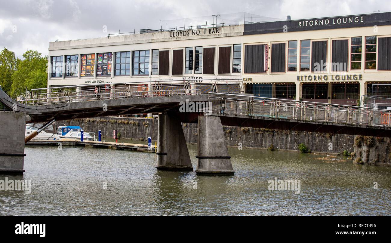 Le pont piétonnier défectueux de Pero au port de Bristol avec des bars riverains et des bâtiments en bord de mer. Le pont a subi une défaillance lors d'un test de routine Banque D'Images