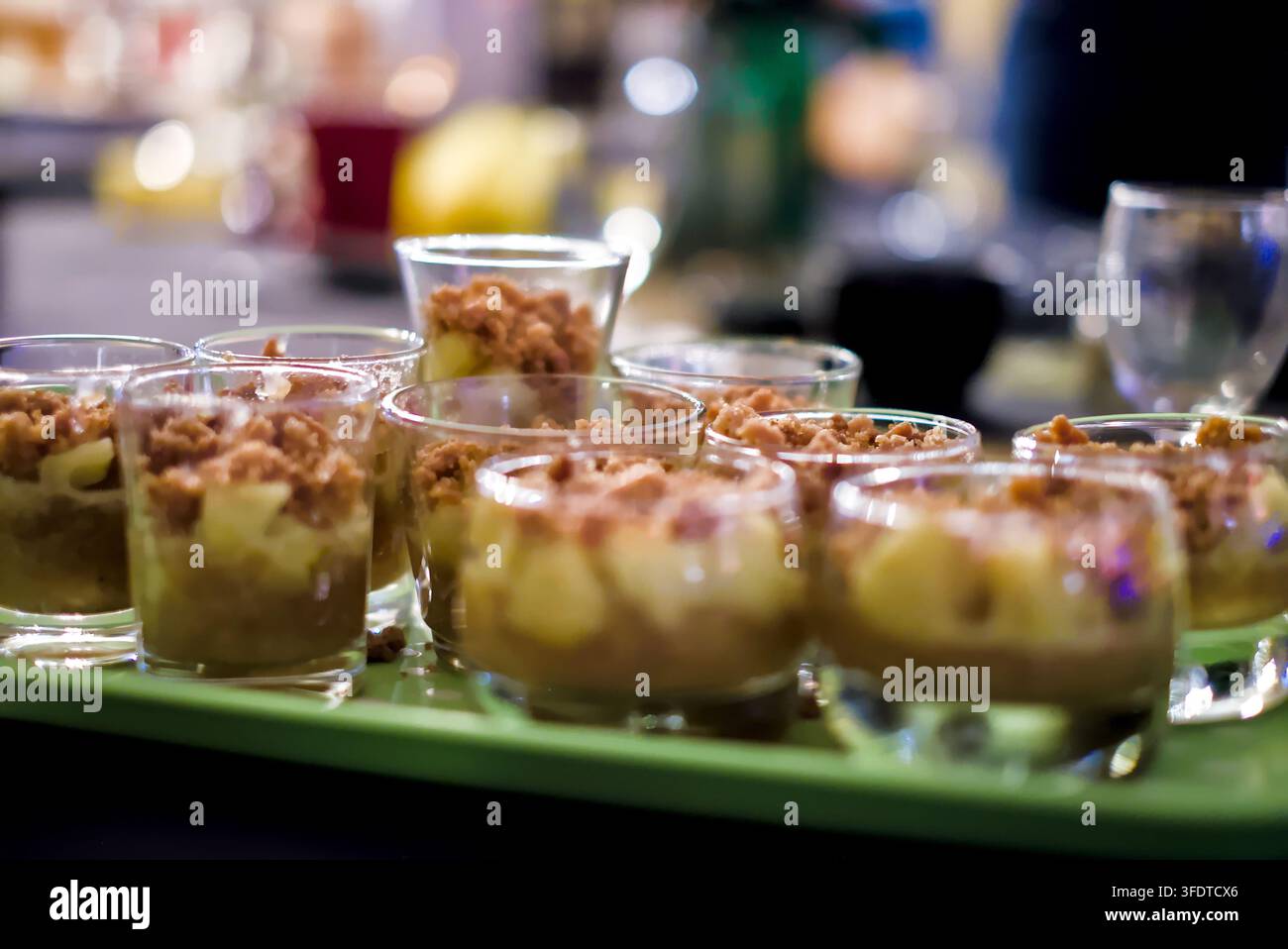 Élégant plateau de verrines à étages, hors-d'œuvre en entrées, dans des verres de service attrayants sur le plateau, avec un fond flou Banque D'Images