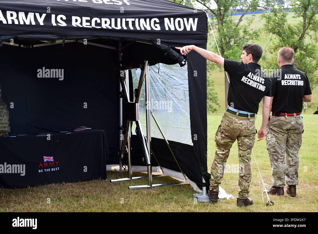 Personnel de recrutement de l'armée britannique à un stand de recrutement de l'armée lors d'un événement de course de motos à Cadwell Park, Lincolnshire, Angleterre, Royaume-Uni, le 30 août 2026 Banque D'Images