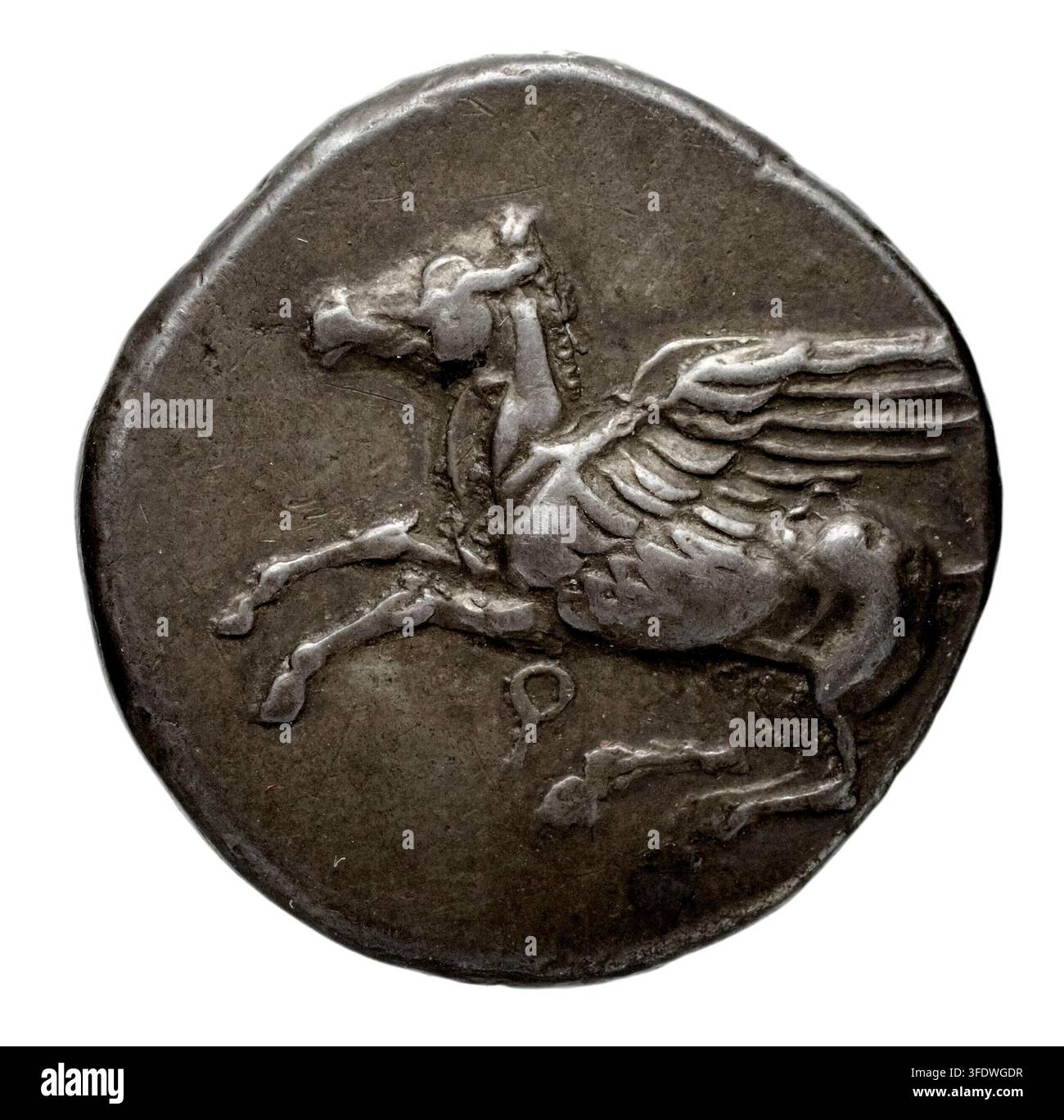 Une pièce grecque de Corinthie, représentant un cheval ailé au galop, tourné vers la gauche, avec une longue crinière et une queue, et un petit symbole près de ses pattes arrière. Banque D'Images