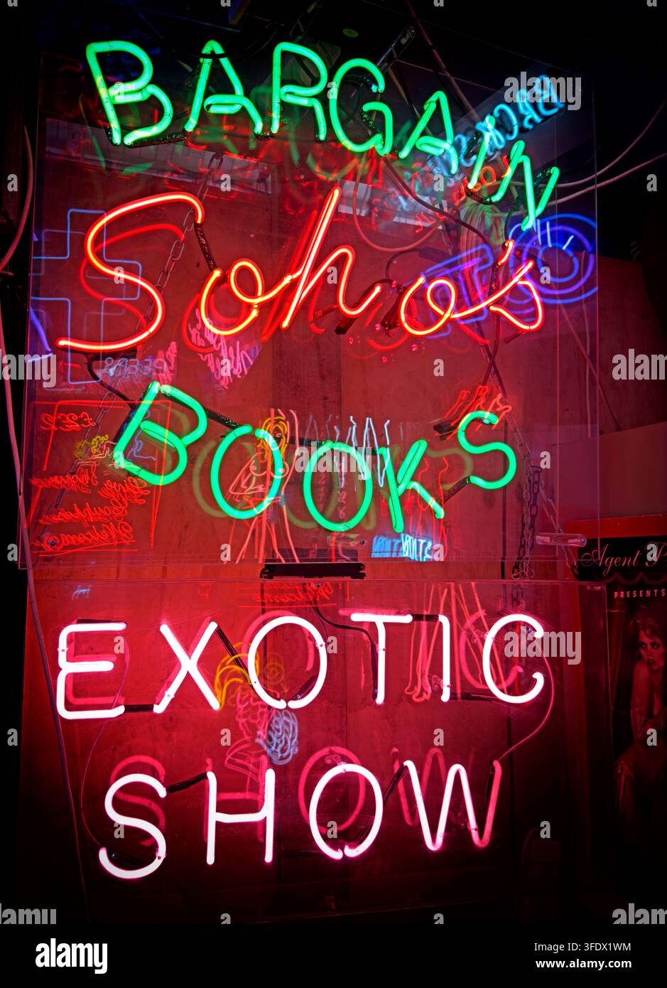 Publicité au néon de Soho pour des livres sexy à prix réduits, un spectacle exotique et des strip-teaseuses au centre de Londres Banque D'Images