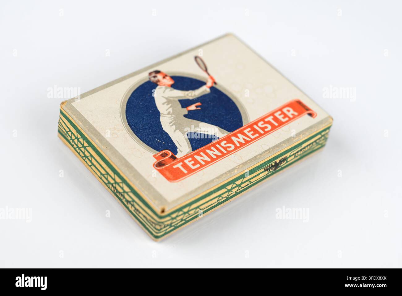 Cigarettes Tennismeister des années 1940, La boîte de cigarettes vintage allemandes est sur un fond blanc - Pays de Galles, Royaume-Uni - 11 août 2026 Banque D'Images