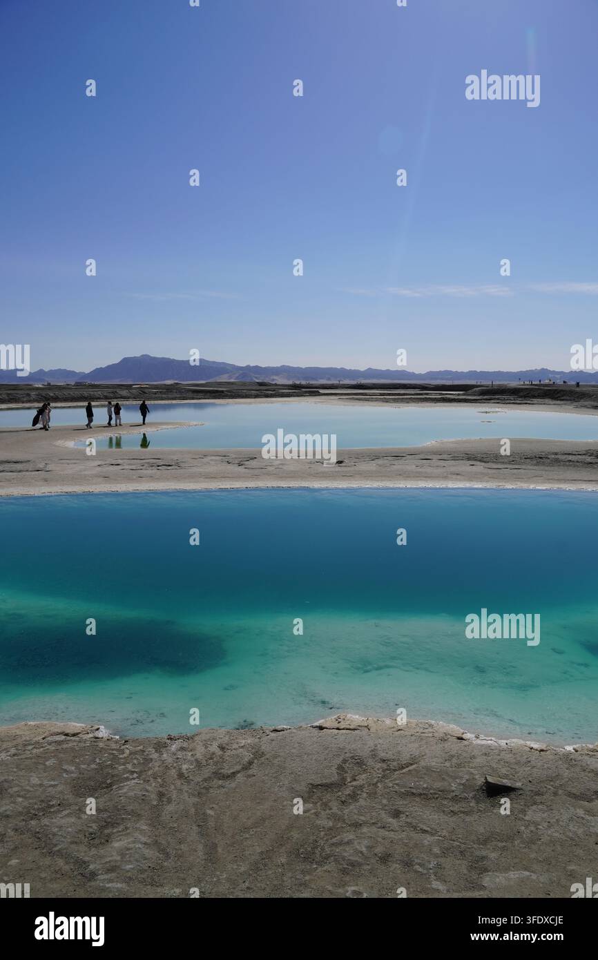 Bassins minéraux turquoise avec terrasses de sel blanc au lac salé de Chaka, province de Qinghai, Chine Banque D'Images