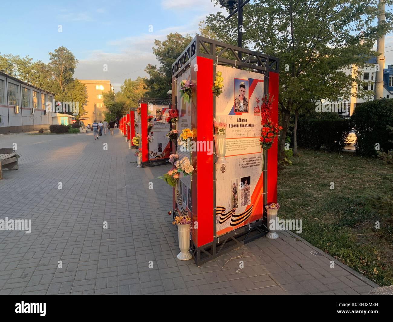 Mémorial avec des portraits de militaires russes tués pendant la guerre en Ukraine sur la Prospekt Stachki à Rostov-sur-le-Don, en Russie - Image de stock capturée avec un smartphone