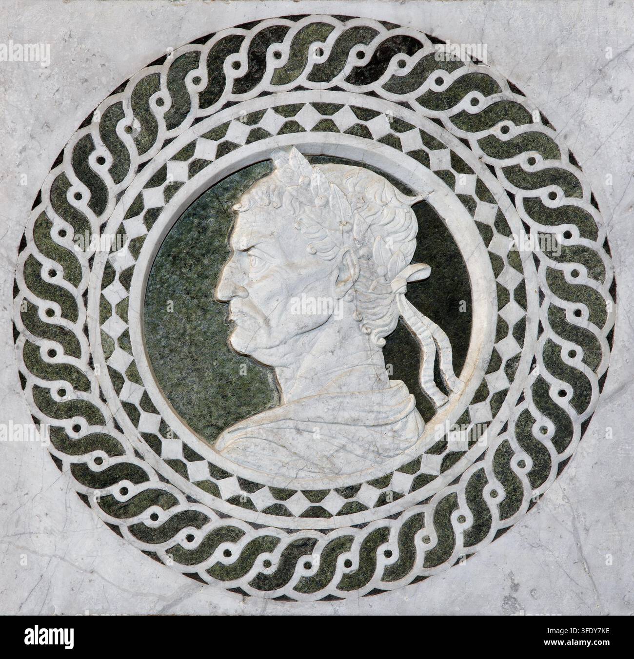 LUCCA, ITALIE – 23 JUIN 2026 : Le détail de l’intarsia en marbre médiévale de l’église Cattedrale di San Martino par un artiste inconnu (1210 – 1230). Banque D'Images
