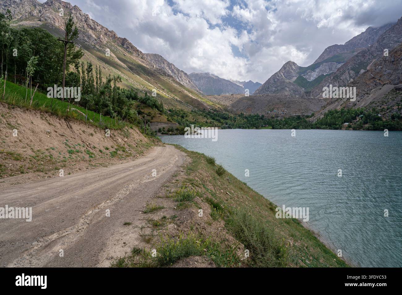 Vue paysagère rurale du lac Marguzor dans la région des Sept Lacs, également appelée Haft Kul, sous un ciel orageux, monts Fann, Sughd, Tadjikistan Banque D'Images
