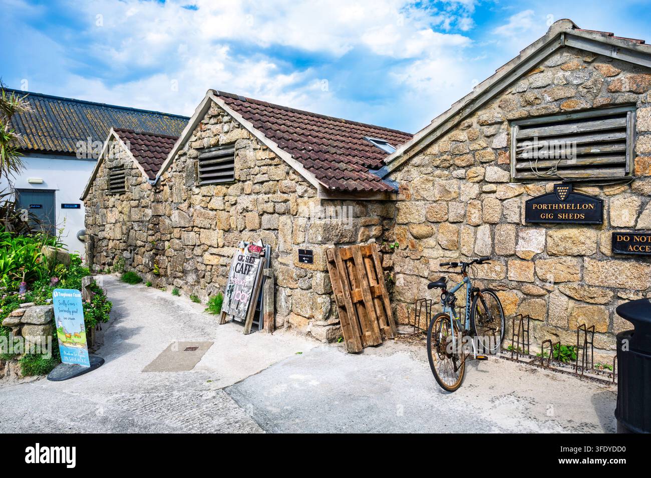 Les hangars à gig à Porthmellon sont un centre pour l'aviron traditionnel cornique sur St Mary's, îles Scilly, Royaume-Uni. Banque D'Images