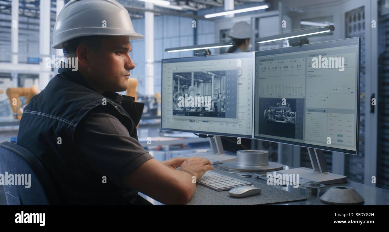Dans une installation moderne, un ingénieur masculin tape sur le clavier pour analyser les flux de production automatisés sur l'écran. Les systèmes cyber-physiques rationalisent les usines automobiles modernes. Fabrication IA. Banque D'Images
