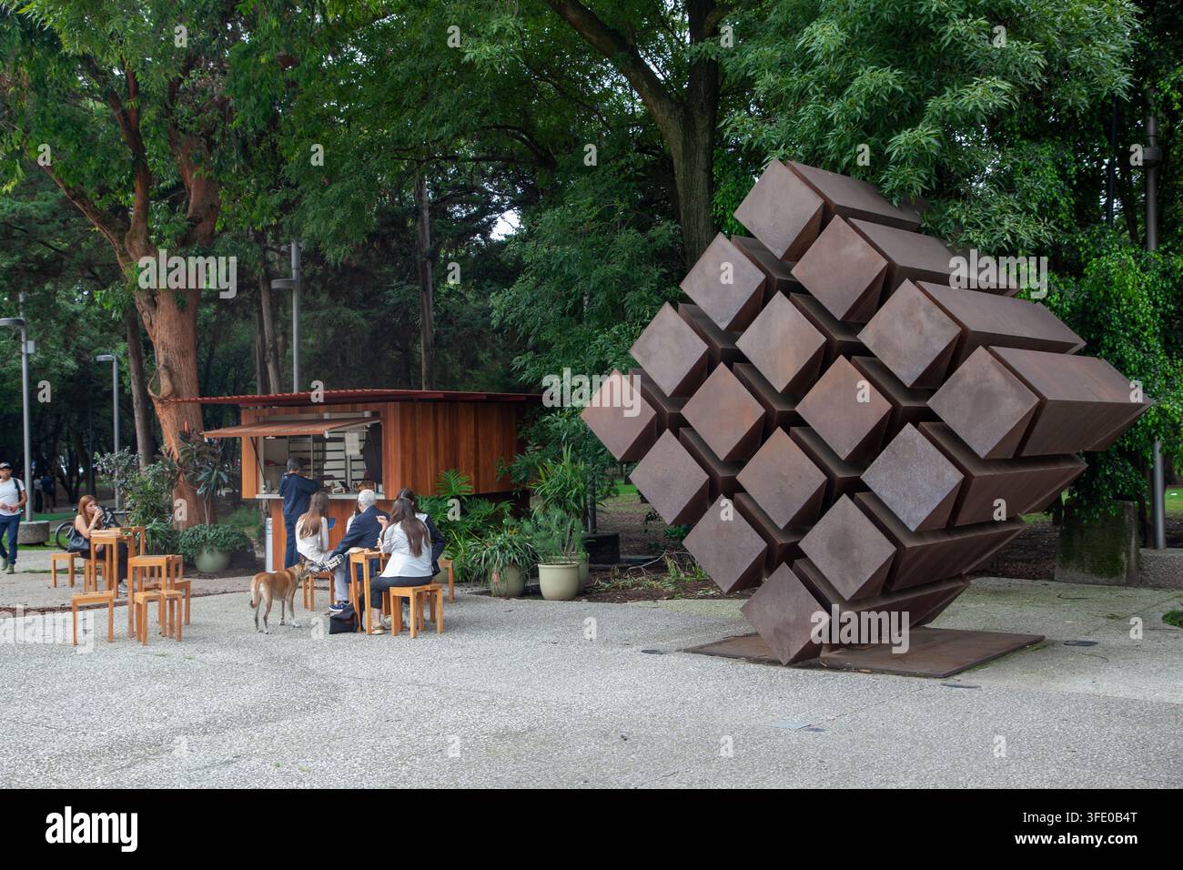 Cube de rouille (Iron Cube), créé en 1980 par l'architecte et artiste visuel mexicain Fernando González Gortázar Banque D'Images