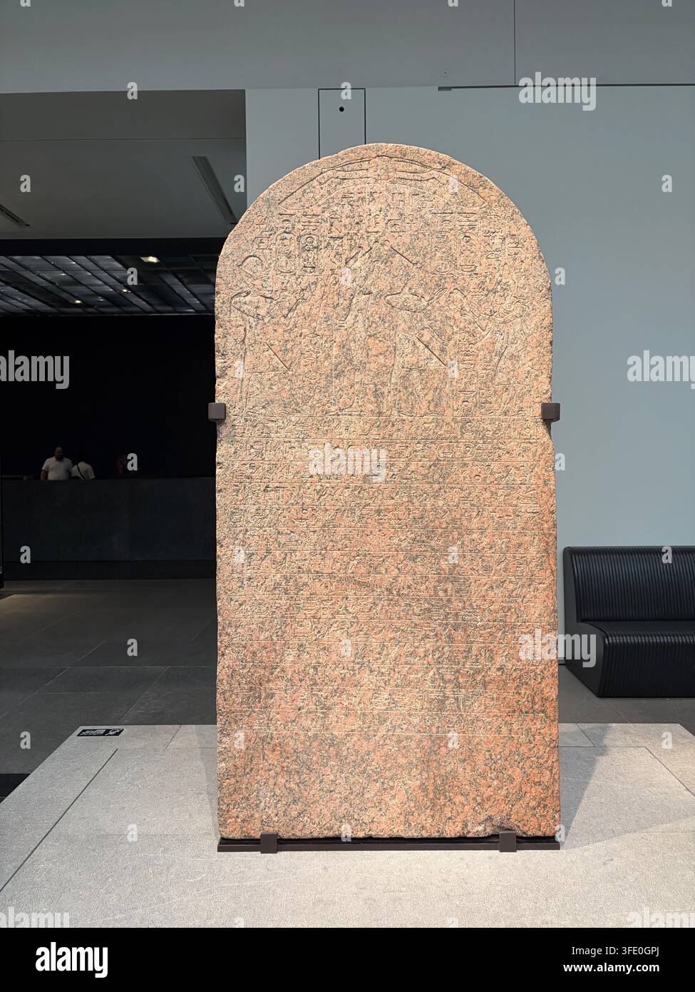 Musée Louvre d'Abou Dabi - 2026 - C'est la stèle de Toutankhamon, une dalle de granit rose datant d'environ 1327 av. J.-C. provenant d'Abydos, actuellement hébergée dans le Banque D'Images