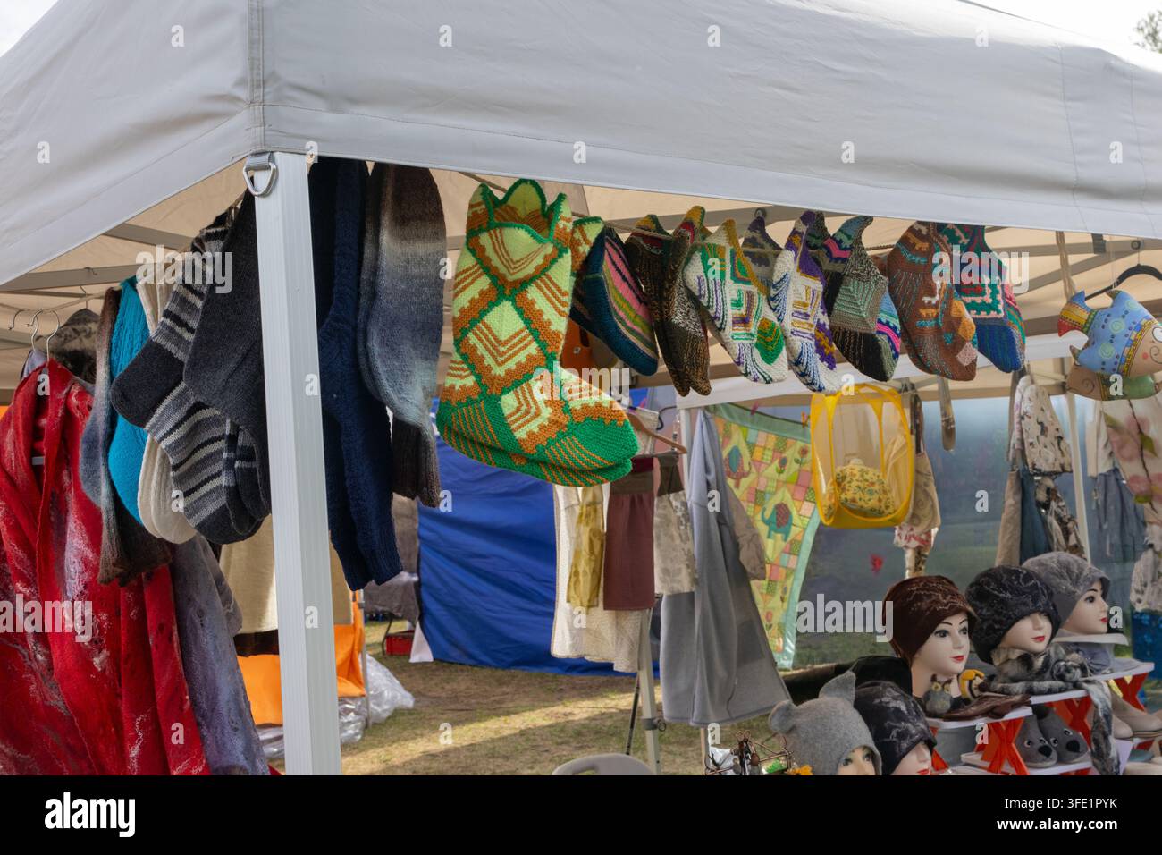 Présentation de marché d'accessoires tricotés à la main en laine et en feutre Banque D'Images