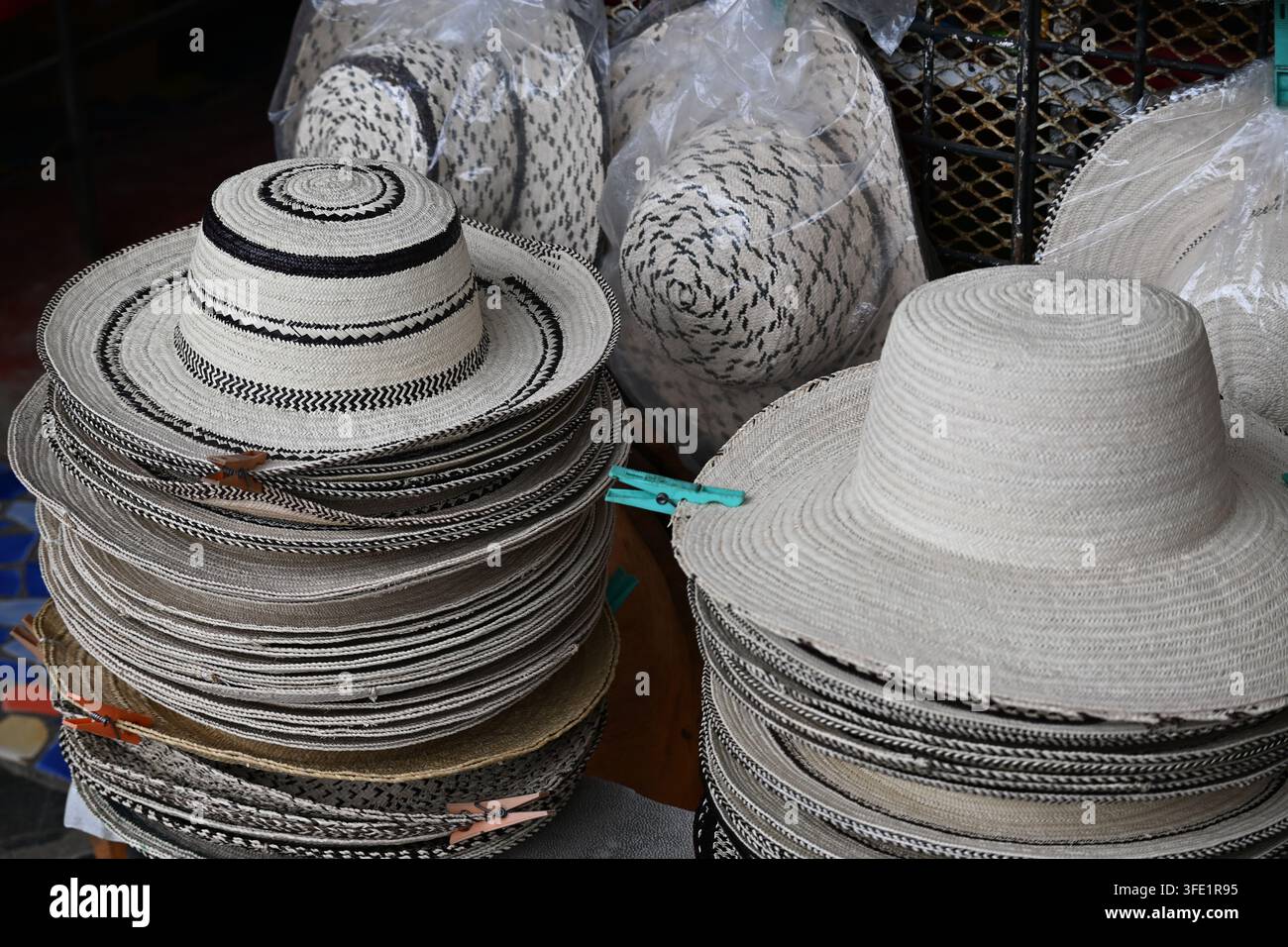 Chapeaux Panama tissés à la main traditionnels à vendre au marché local au Panama Banque D'Images
