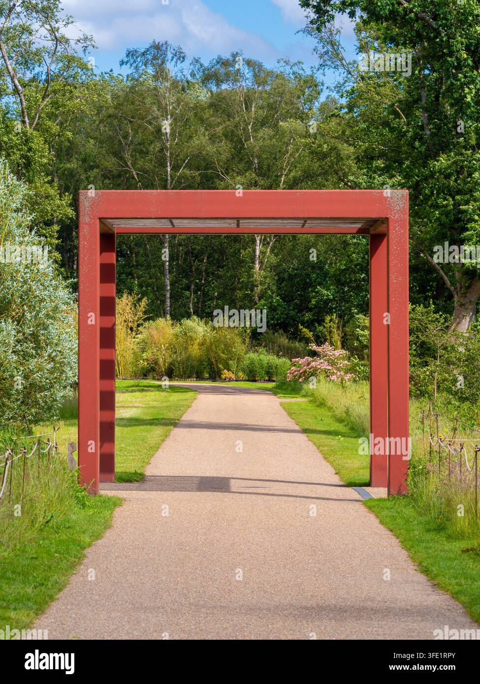 Allée à travers une structure de pergola en acier au RHS Garden Bridgewater, Salford. Banque D'Images