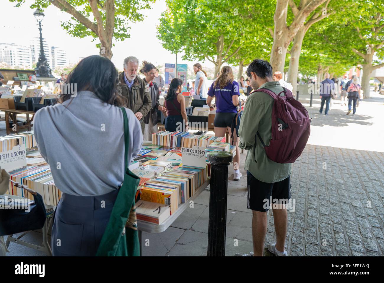 Juin 2026 – Clients parcourant des livres à vendre sur la rive sud de la Tamise au centre de Londres, Angleterre, Royaume-Uni. Banque D'Images