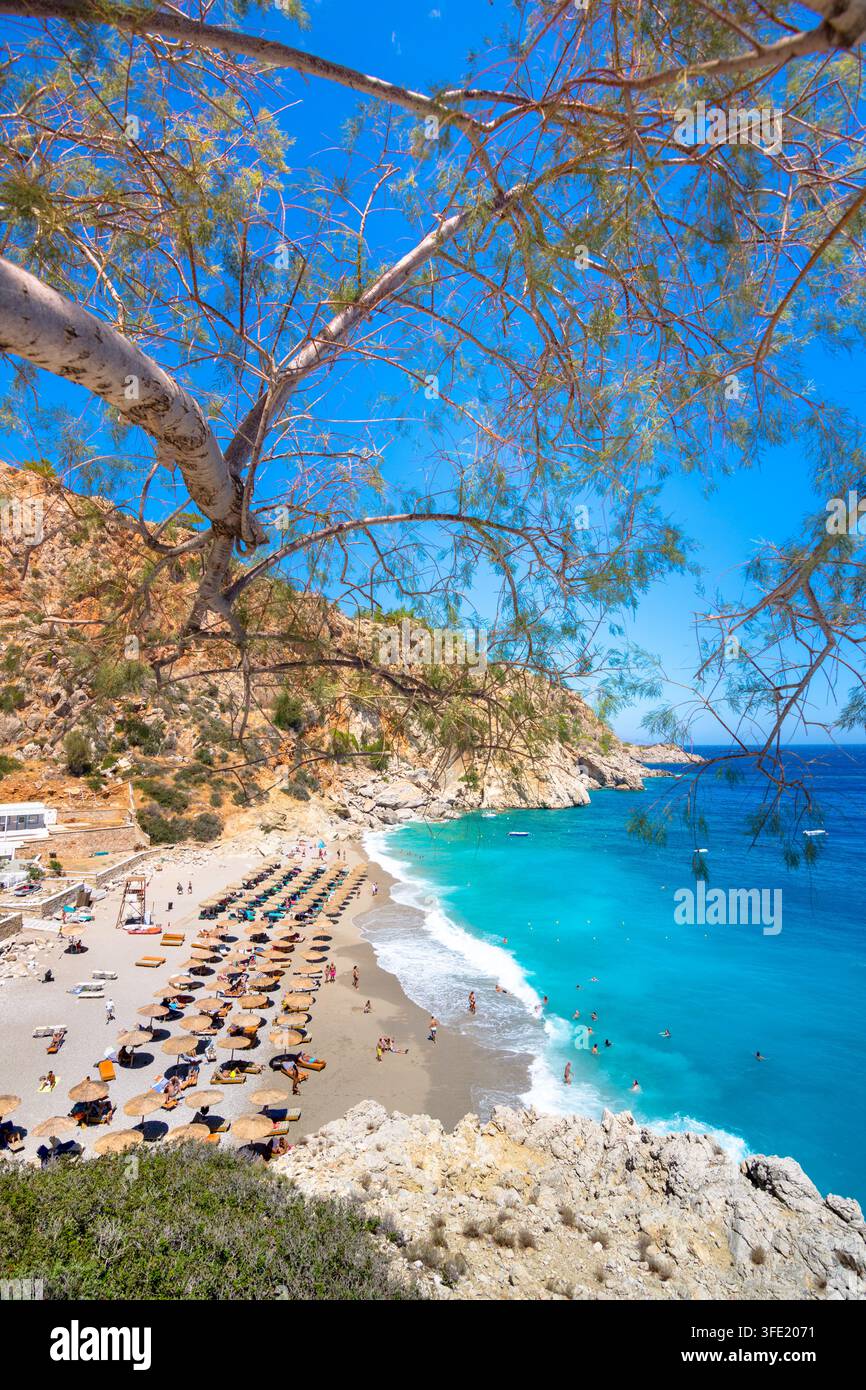 Plage de Kyra Panagia sur l'île de Karpathos, Grèce, avec une eau turquoise et une église Banque D'Images