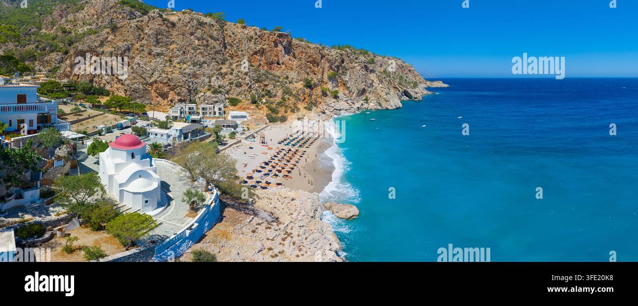 Plage de Kyra Panagia sur l'île de Karpathos, Grèce, avec une eau turquoise et une église Banque D'Images