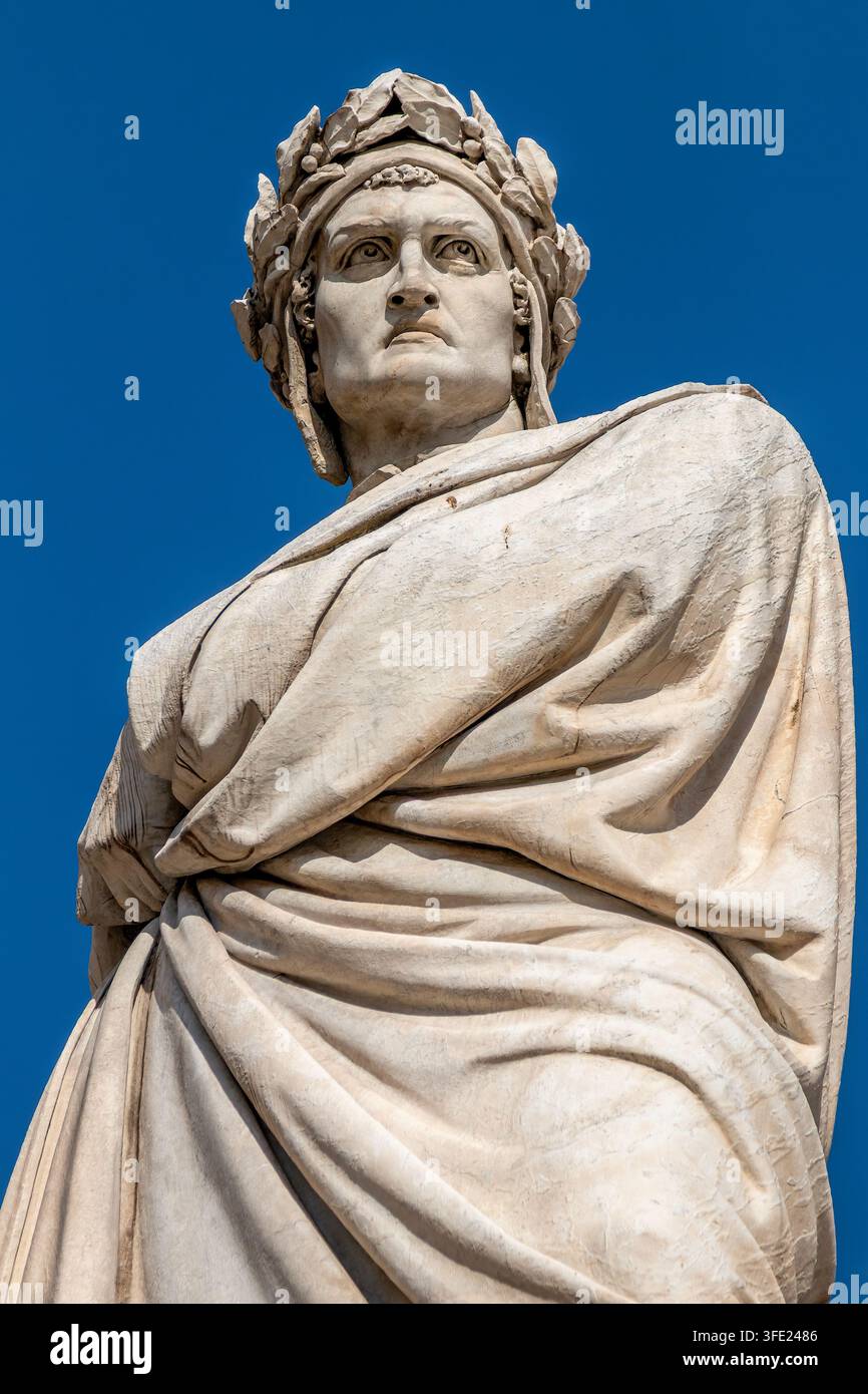 Détail de la statue en marbre de Dante Alighieri sur la Piazza Santa Croce, Florence, Italie. Monument emblématique de l'auteur de la Divine Comédie, sur fond Banque D'Images