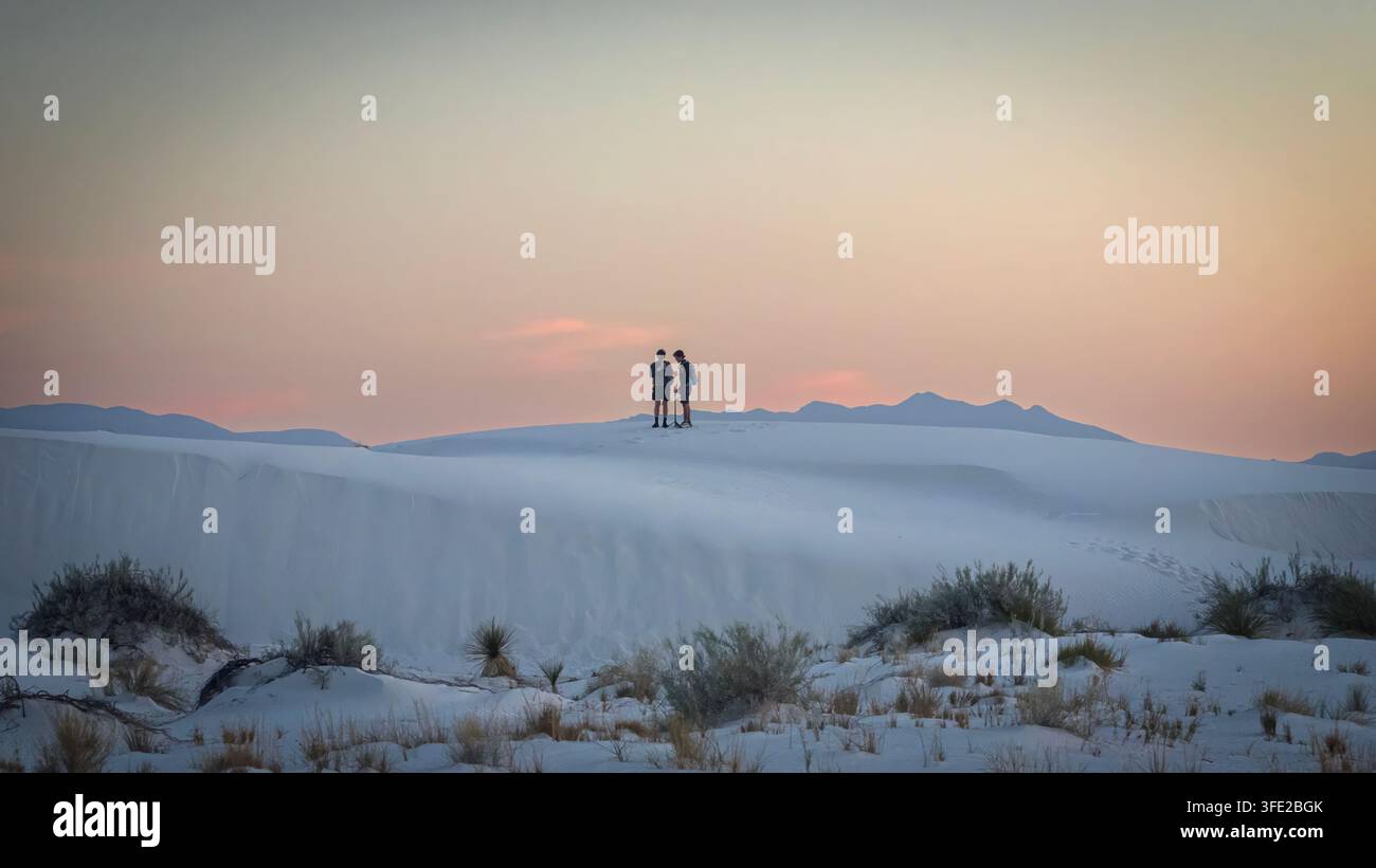 Deux jeunes touristes font une pause. White Sands National Park ; Nouveau-Mexique ; États-Unis Banque D'Images