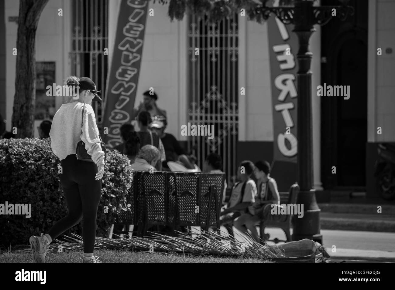 Jeune femme marchant dans la rue lors de l'événement culturel Carnavalito à Ciego de Avila, Cuba, le 21 août 2026 Banque D'Images