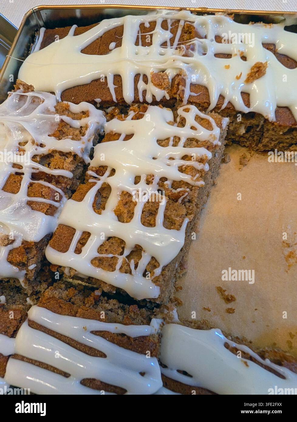 Gâteau moelleux au pain d'épices avec glaçage sur le dessus pour Noël. Le gâteau fait maison est délicieux. - Image de stock capturée avec un smartphone