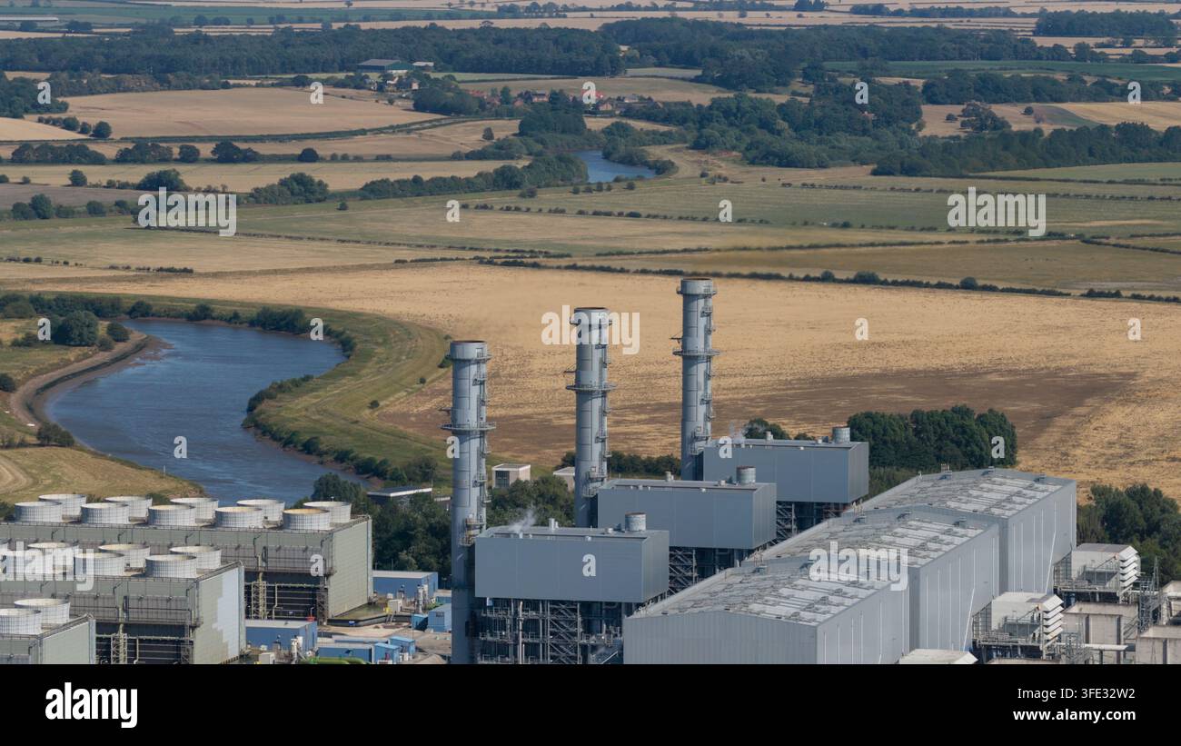 Vue aérienne de la centrale électrique de West Burton avec ses hautes cheminées et ses bâtiments industriels situés près de la rivière Trent à West Burton, Angleterre, Royaume-Uni Banque D'Images