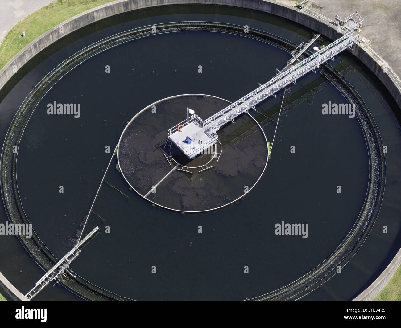 Vue aérienne du clarificateur secondaire circulaire de la station de traitement des eaux usées Metro Water Services avec une infrastructure industrielle à Nashville, Te Banque D'Images