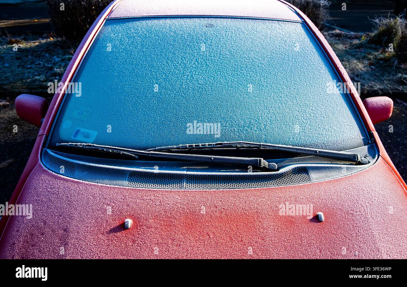 Givre matinal sur le verre de la voiture en hiver Banque D'Images