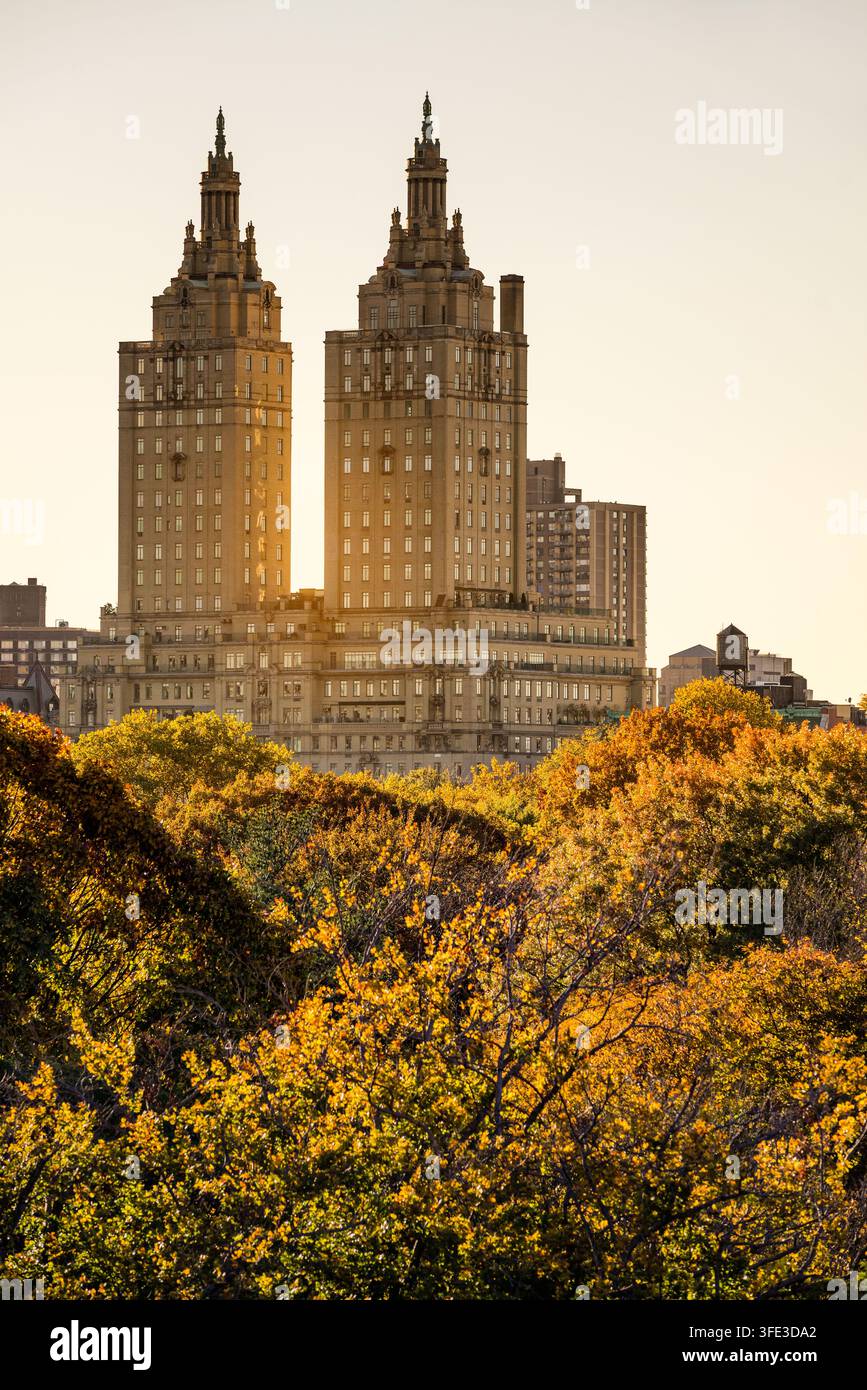 ÉTATS-UNIS, NEW YORK, MANHATTAN, UPPER WEST SIDE. COUCHER DE SOLEIL ENTRE LES DEUX TOURNES DU BÂTIMENT SAN REMO VUE DU CENTRAL PARK EN AUTOMNE AVEC FA Banque D'Images