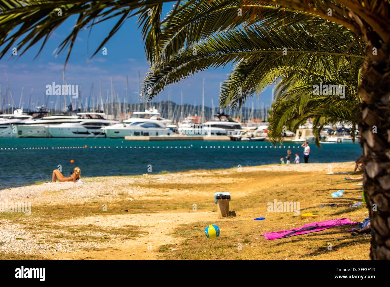 Mer Adriatique en Croatie, bateaux et yachts en arrière-plan Banque D'Images