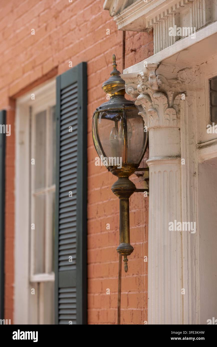 Une maison historique soutenue par une colonne corinthienne se trouve près du centre-ville de Georgetown, Washington D.C., États-Unis. Banque D'Images
