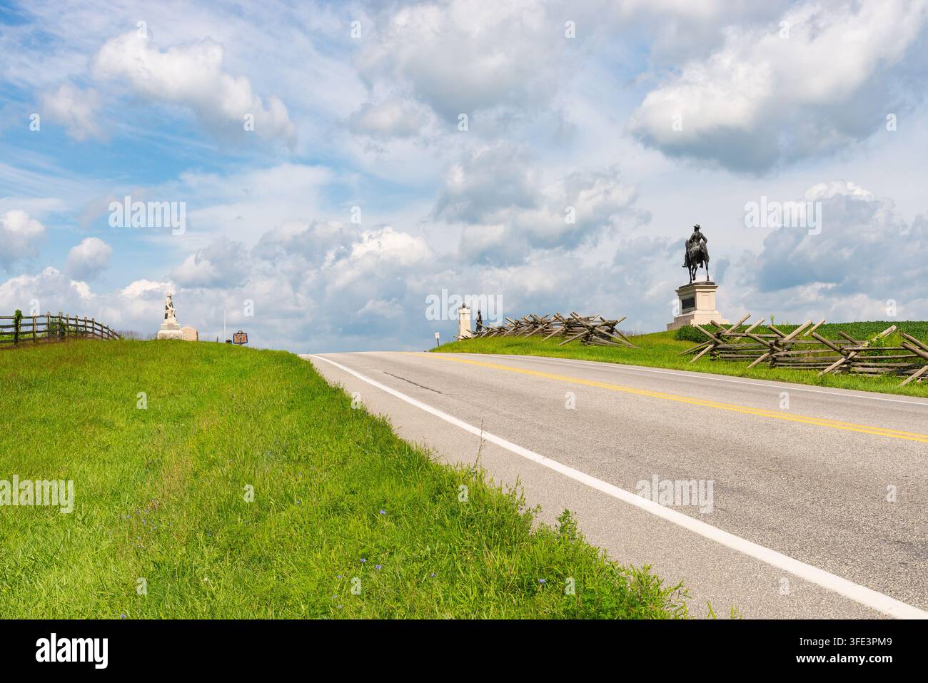 Regard vers l'ouest le long d'un tronçon de la route historique Lincoln Highway dans le parc national militaire de Gettysburg à Gettysburg, Pennsylvanie, États-Unis. Banque D'Images