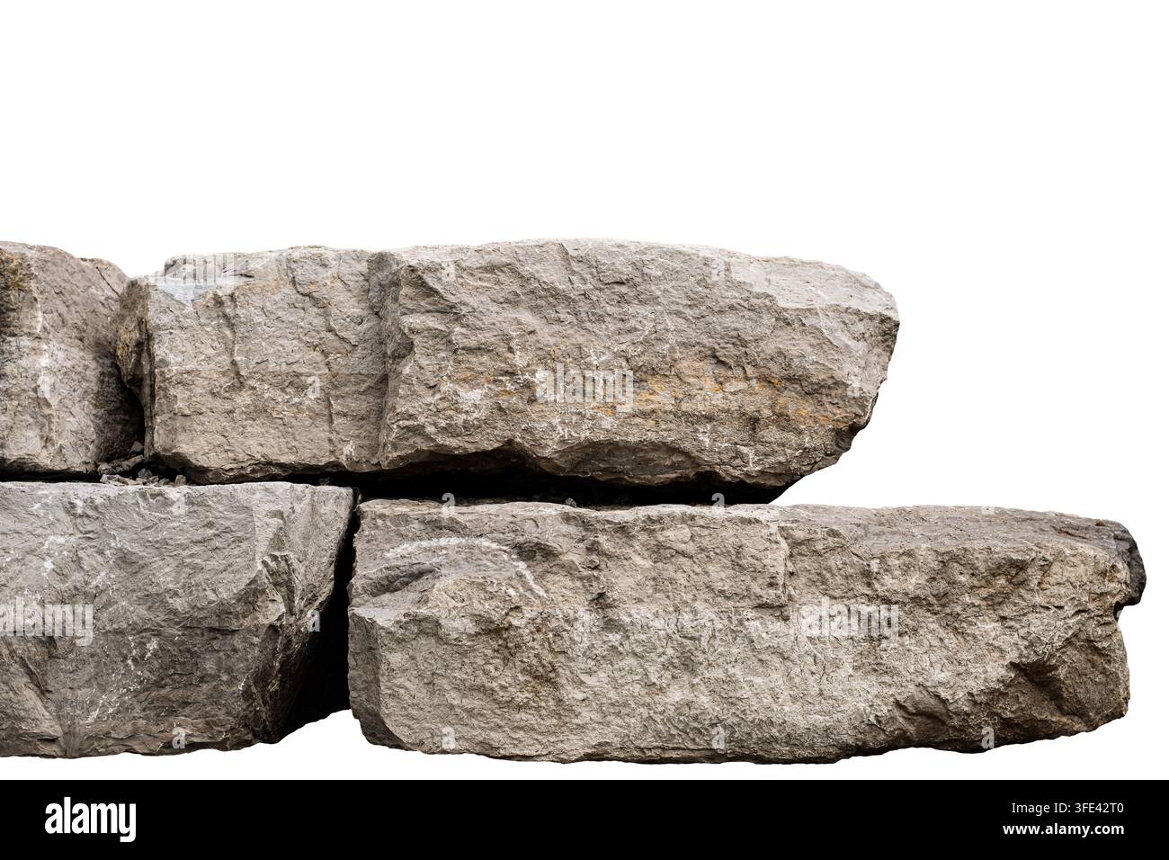 Grand bloc de pierre gris rugueux empilé, bordure isolée sur fond blanc. Banque D'Images