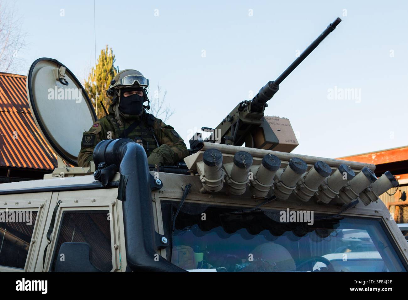 Soldat tactique dans un véhicule blindé équipé d'une mitrailleuse lourde Banque D'Images