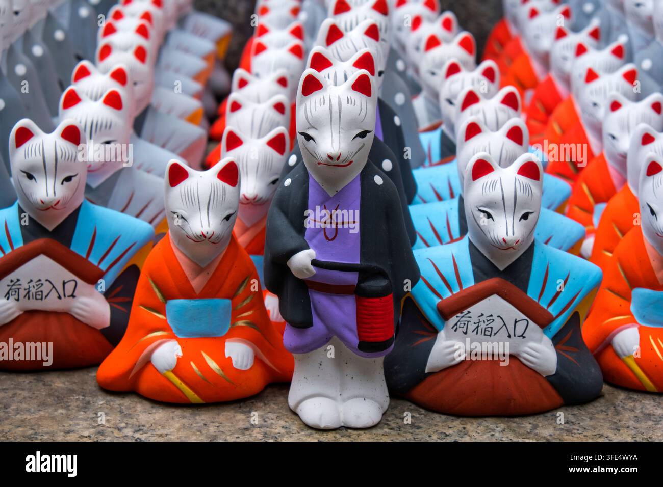 Figurines de renard messageres offertes au Fushimi Inari Taisha (伏見稲荷大社), sanctuaire shintoïste japonais dédié à la divinité des affaires et de l'agriculture à Kyoto, au Japon. Banque D'Images