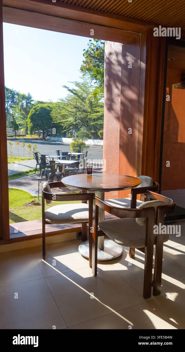 Intérieur moderne de restaurant ou café avec table et chaises donnant sur une vue extérieure Banque D'Images