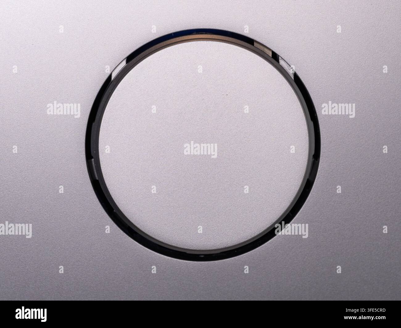 Photographie minimaliste d'un anneau de filtre d'objectif de caméra isolé sur une surface métallique avec une composition géométrique. Banque D'Images