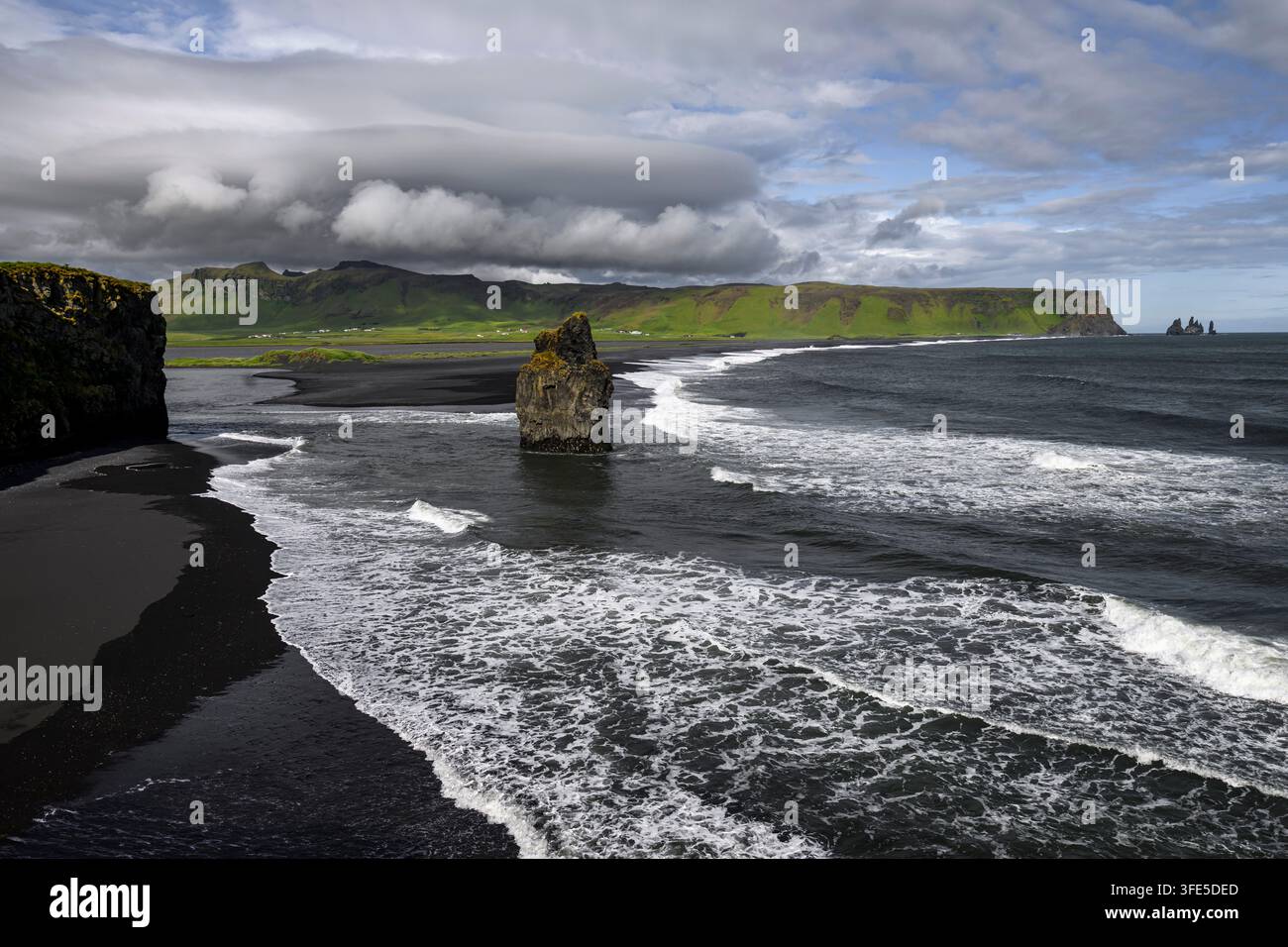 Rocher de basalte d'Arnardrangur - Islande Banque D'Images