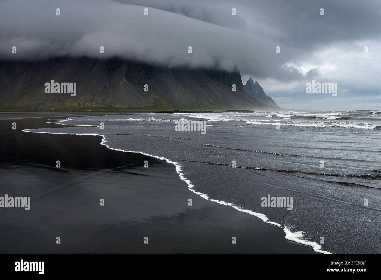 Plage de sable noir de Stokksnes - Islande Banque D'Images